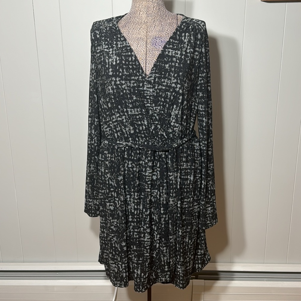 Daisy Fuentes Womens XL Black and Gray Long Sleeve Dress V-Neck Stretchy